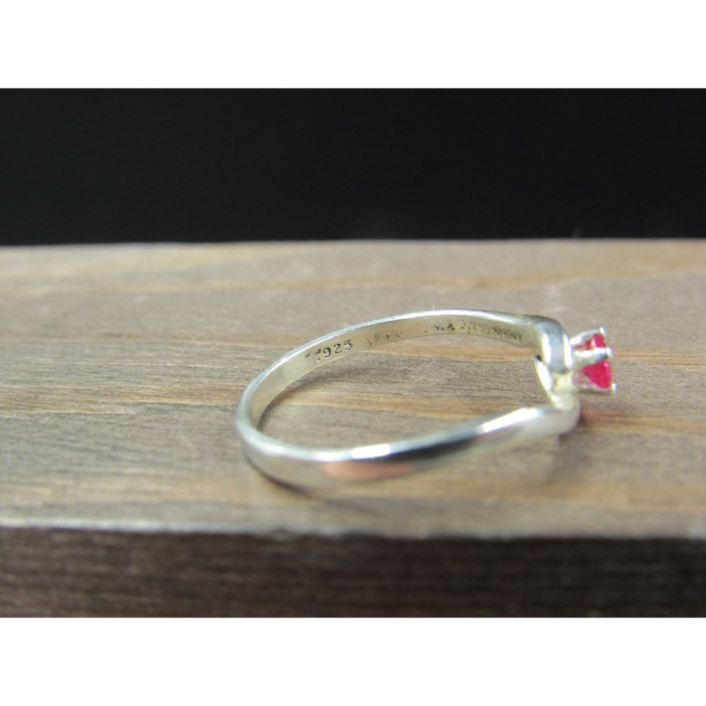 Size 6.5 Sterling Silver Small Red Ruby Simple Ba… - image 4